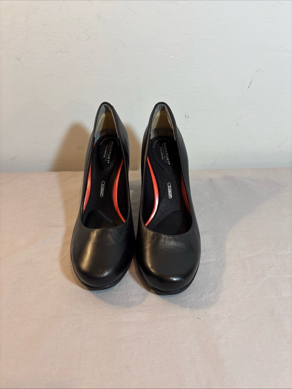 Rockport Black Women's Round-Toe Heels with Subtle Red Accents 6/23